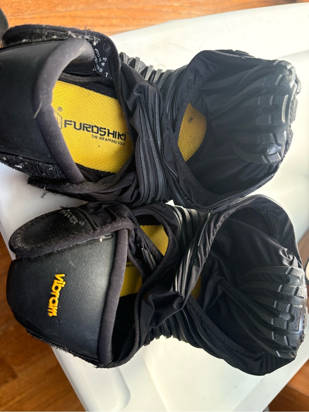 Vibram Furoshiki Men’s Black Shoes with Yellow Insole